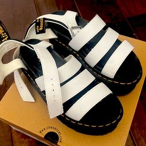 Dr Marteens white light weight plataform sandals size 6